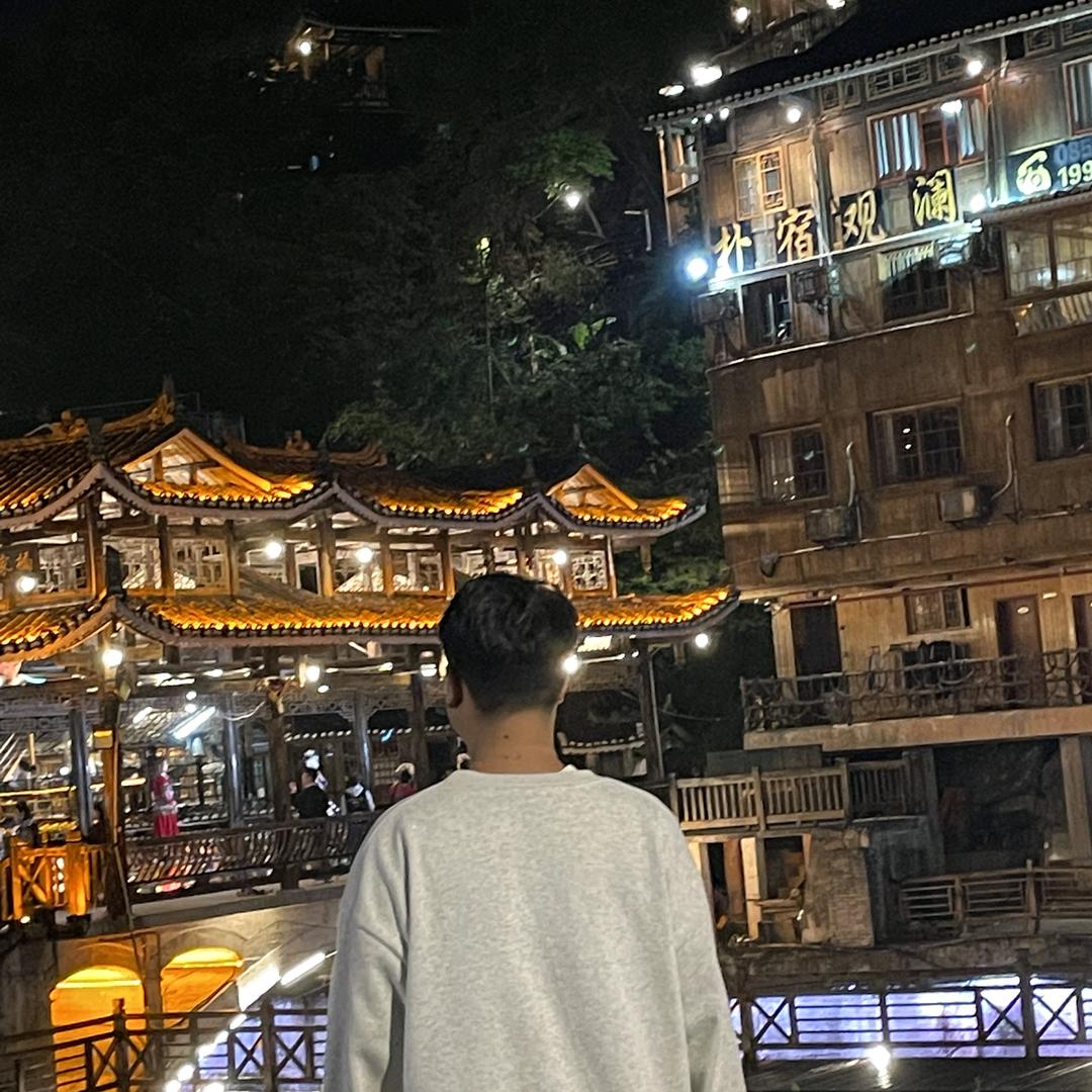 戴安全帽的小吴