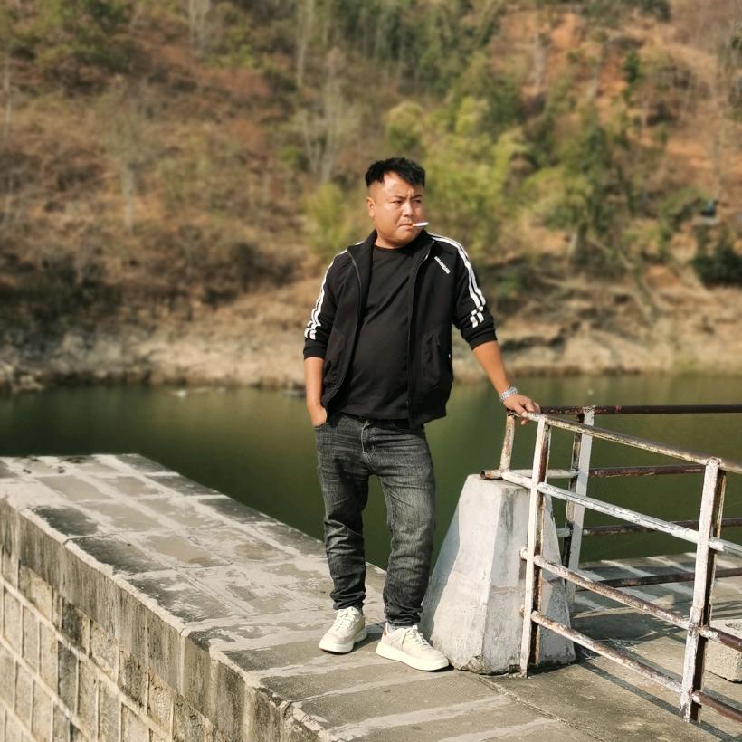 《原野驾校》    何成