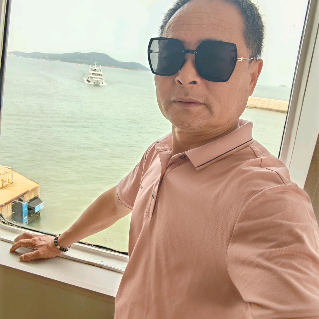 我是一个木工装修师傅。刘