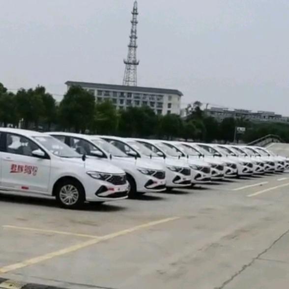 君辉驾校王教练