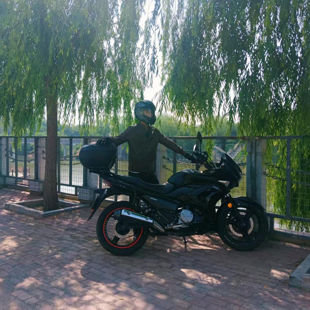 奋斗中的小伙儿