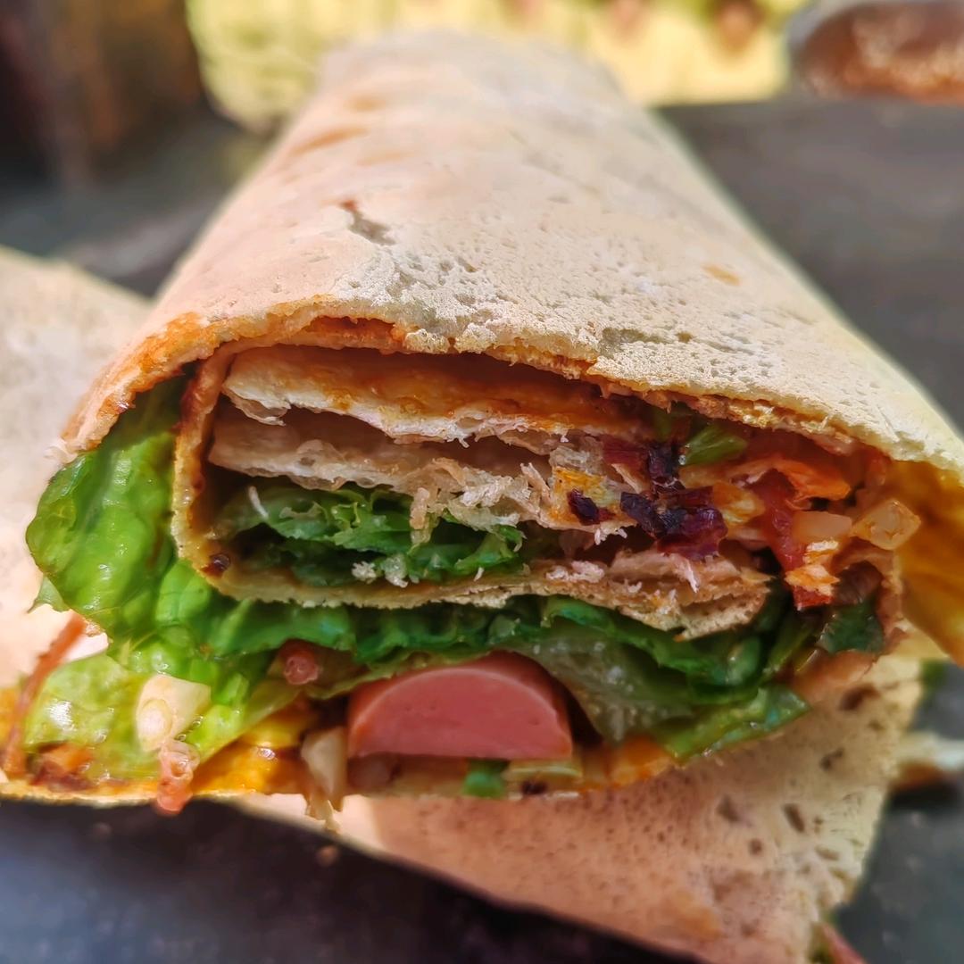 刚刚.杂粮煎饼肉夹馍