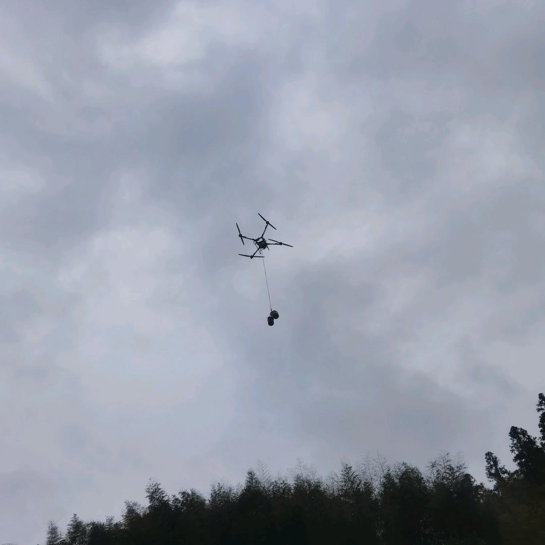 无人机吊运飞防韦