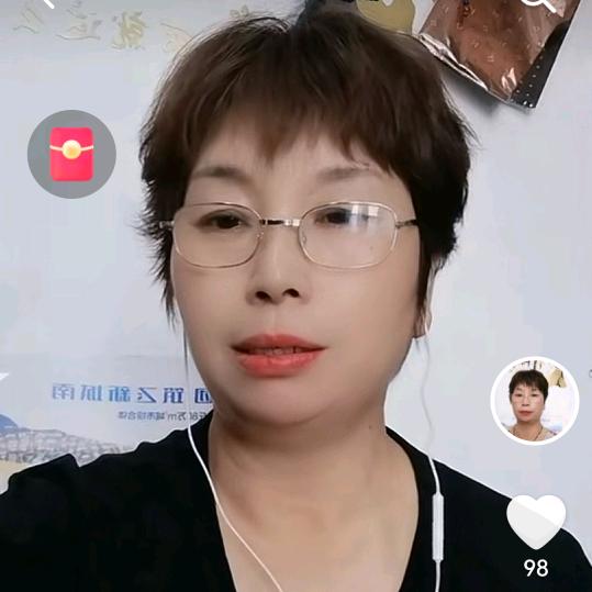 叶子中老年服装店