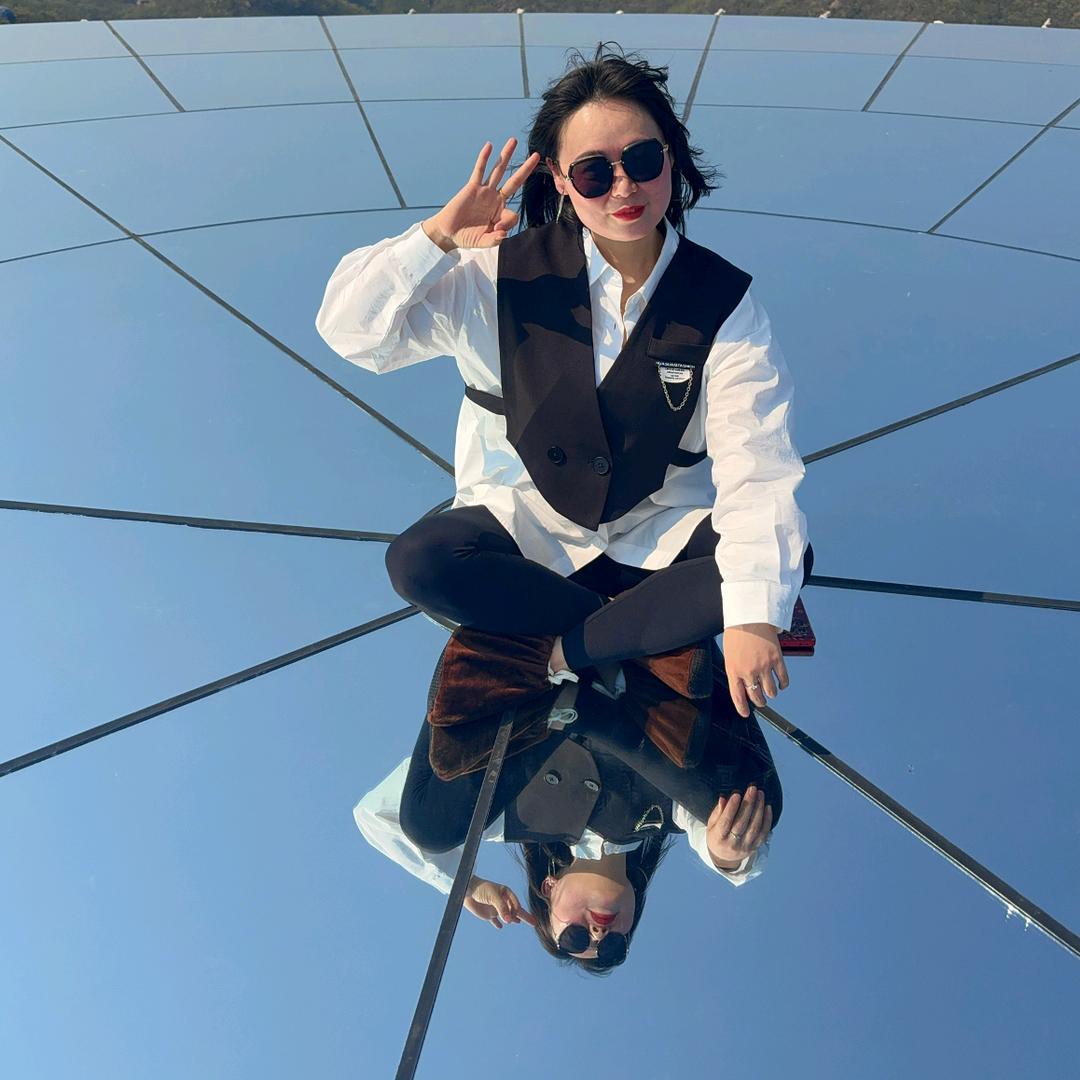 罗山西亚美悦二楼女装