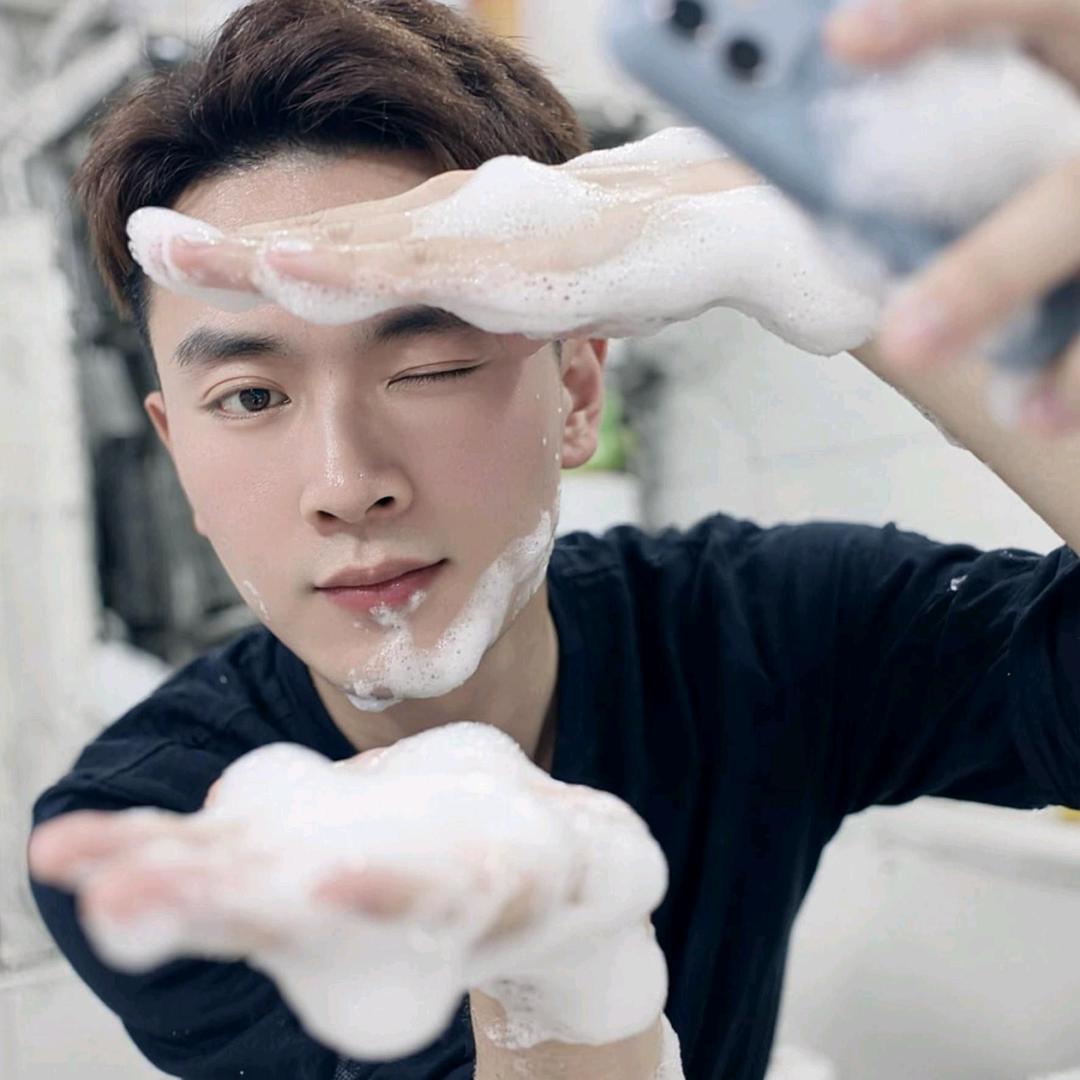 坐着破三轮唱情歌