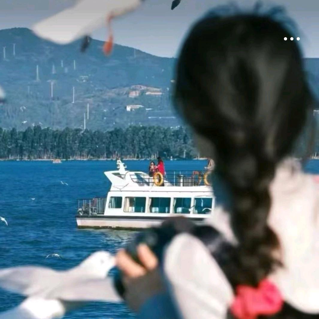 吃饱就玩手机呀