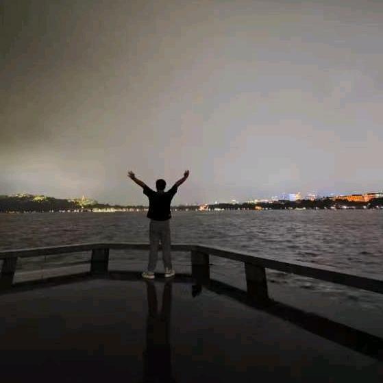 夜静酒香宇含笑