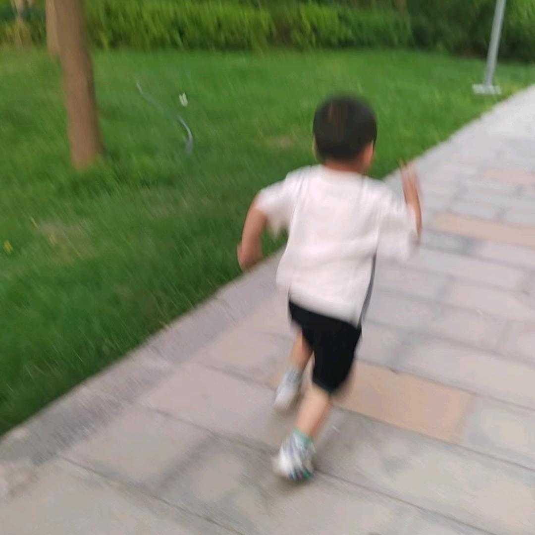 笑着奔跑