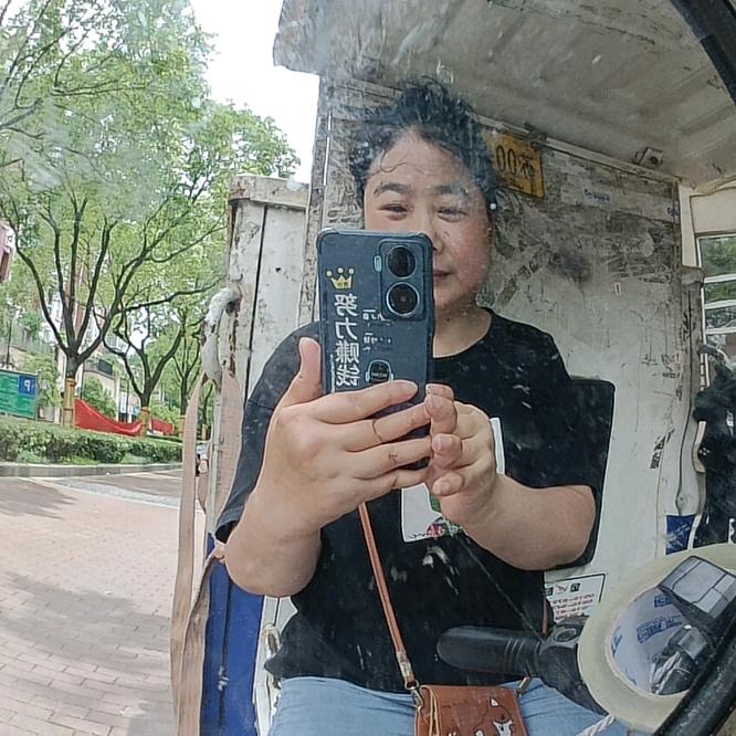 残疾的菱菱在努力