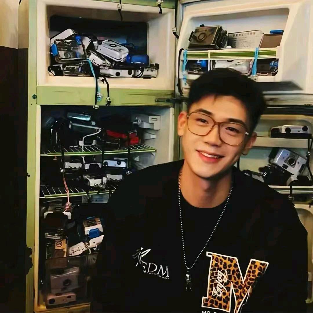 小红耳朵江江🎸