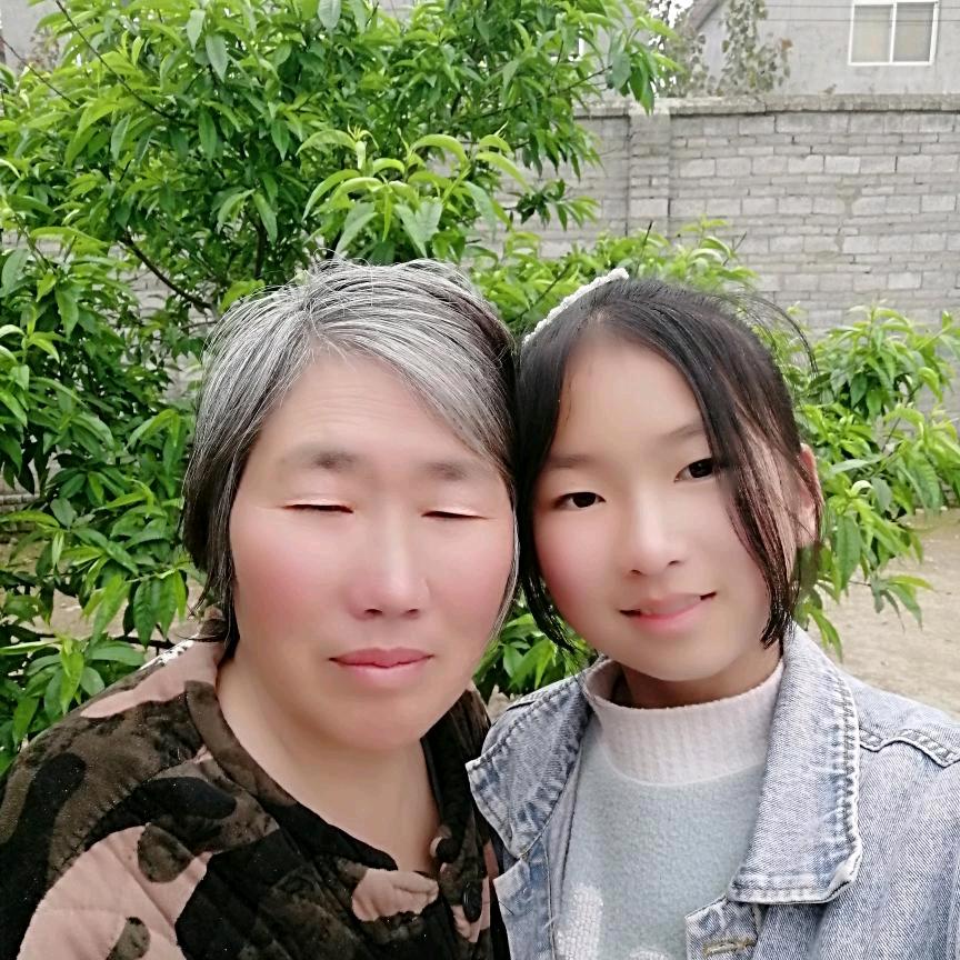 祖孙相伴（橱窗有好物。）