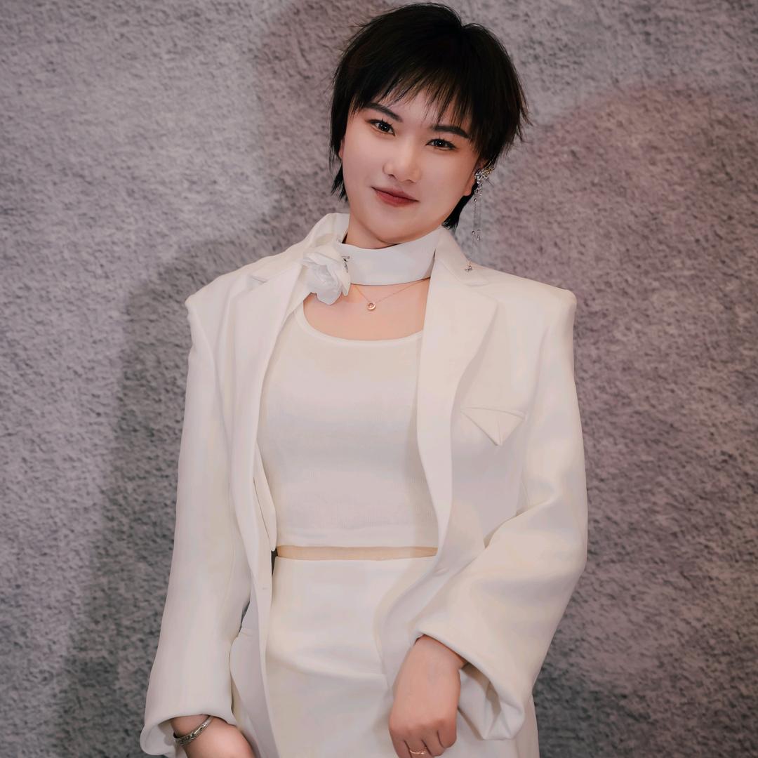 爱做美睫的邹铭铭