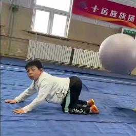 凌晨四点喂鸡看见老公和男小三投情