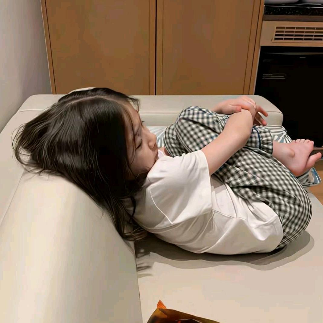 菠萝小薇^