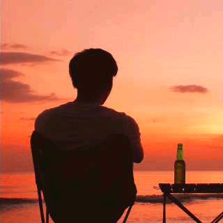 看她卡在电梯上