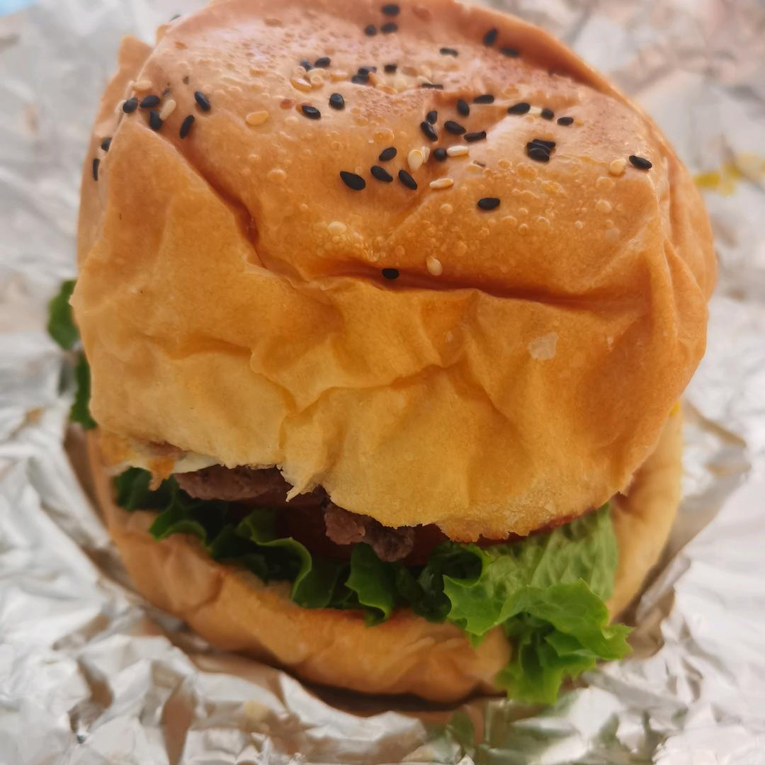 谁的汉堡掉这里了