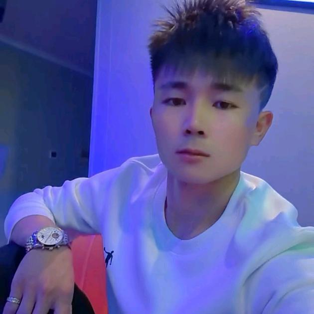 巧家瑞锦汽车租赁及汽车美容服务小沈