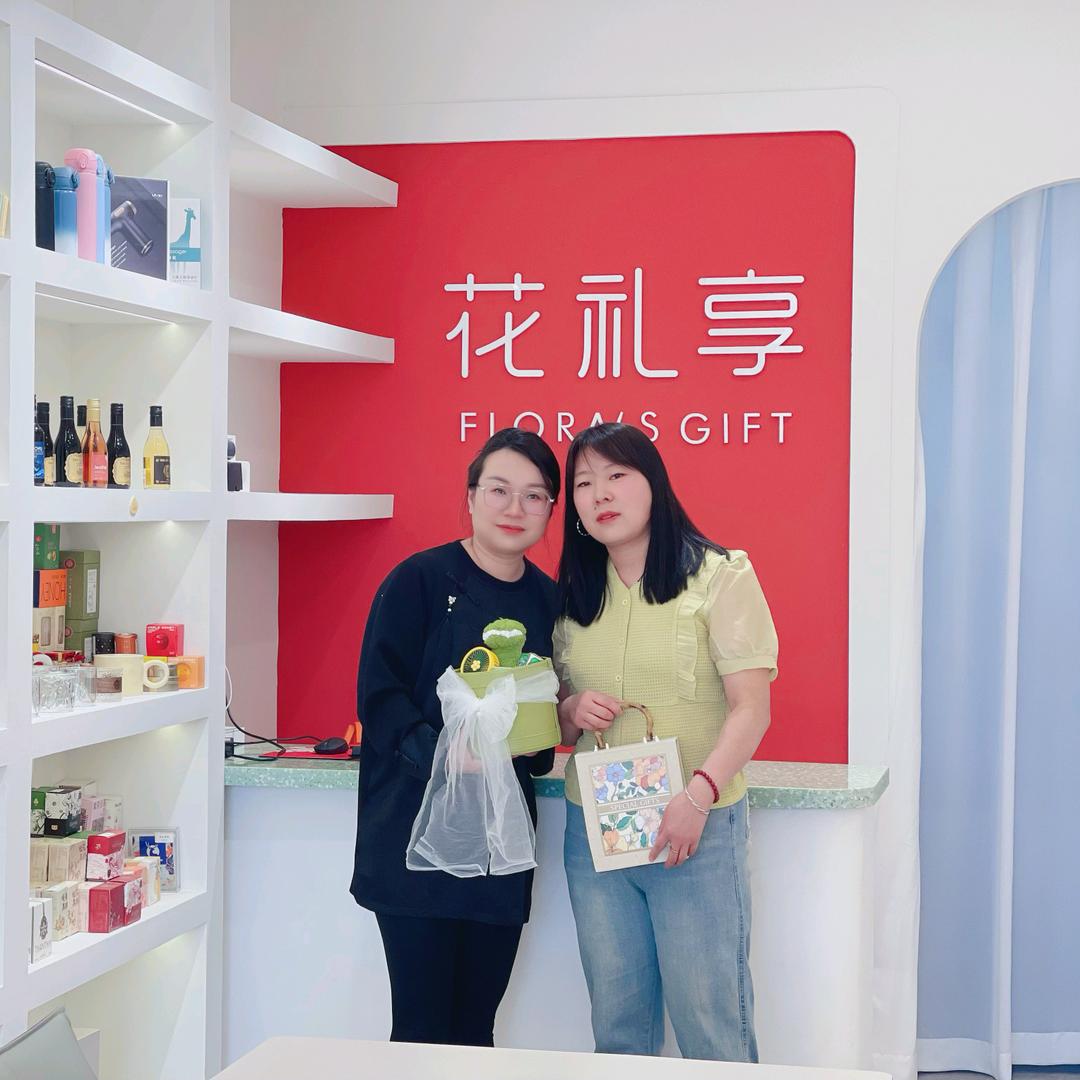 在临河开伴手礼的小丽