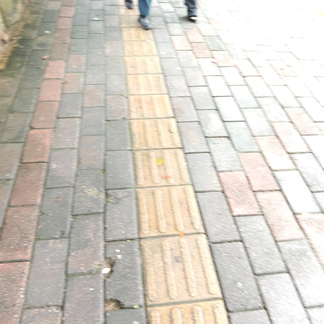 ；