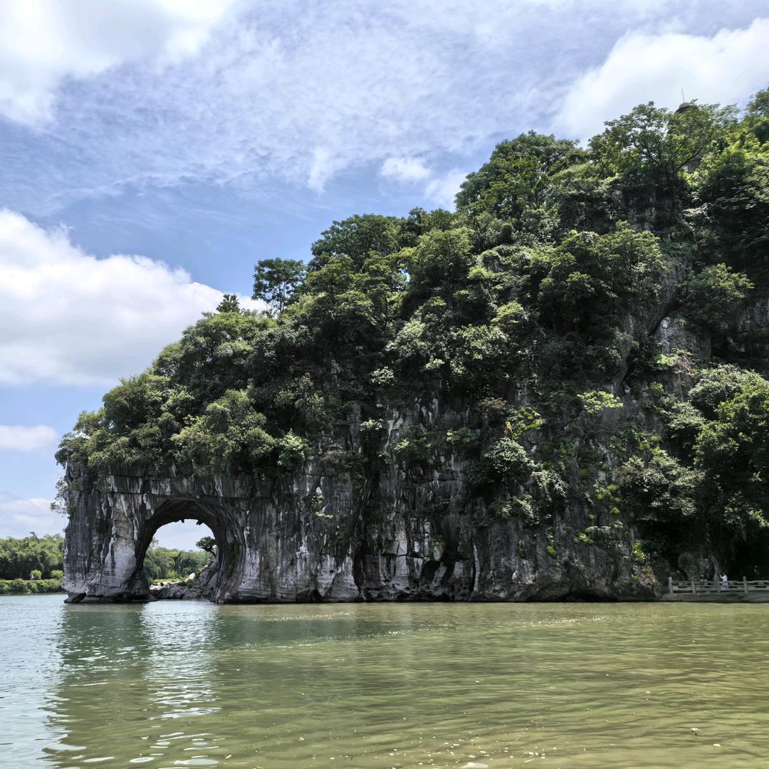 扣了扣脚趾缝嗦了一口有点咸