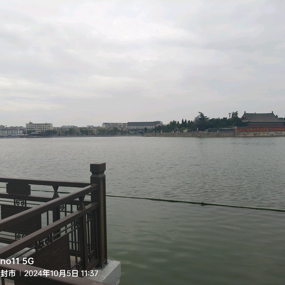 叼着烟，钓着鱼