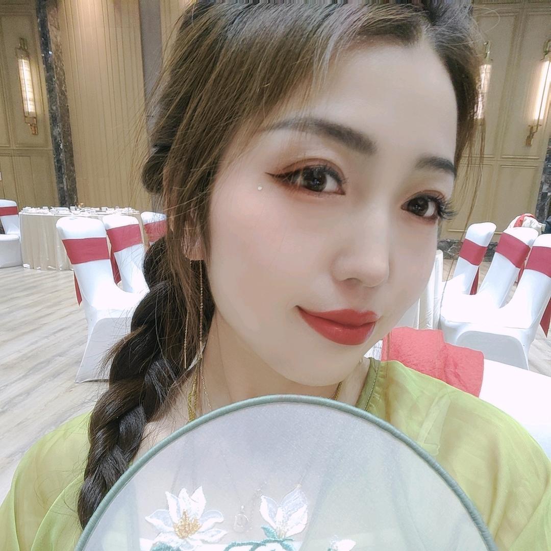 中国黄金资深珠宝小姐姐--美娜