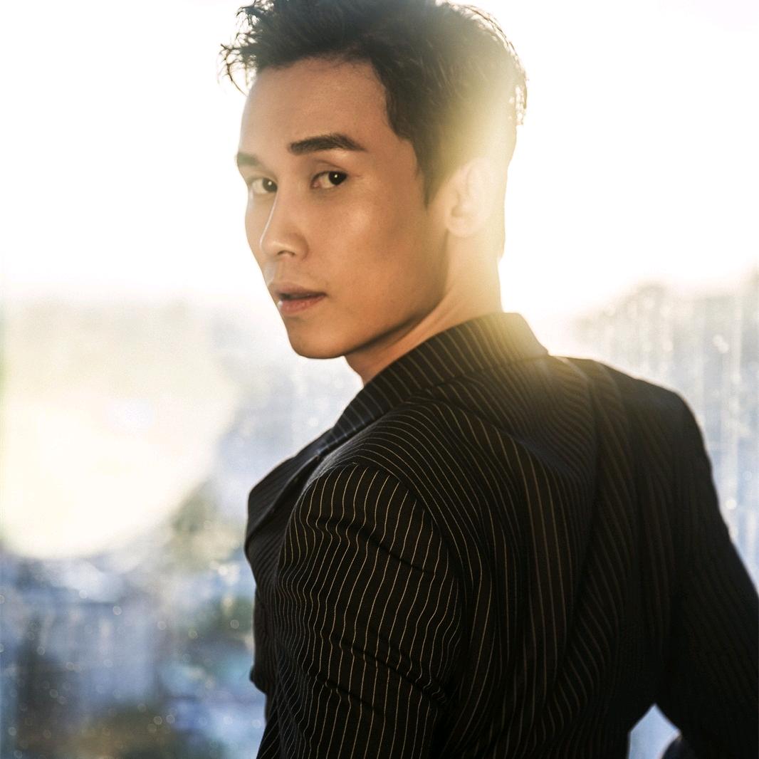 牛低头为了吃草，人为生活而努力