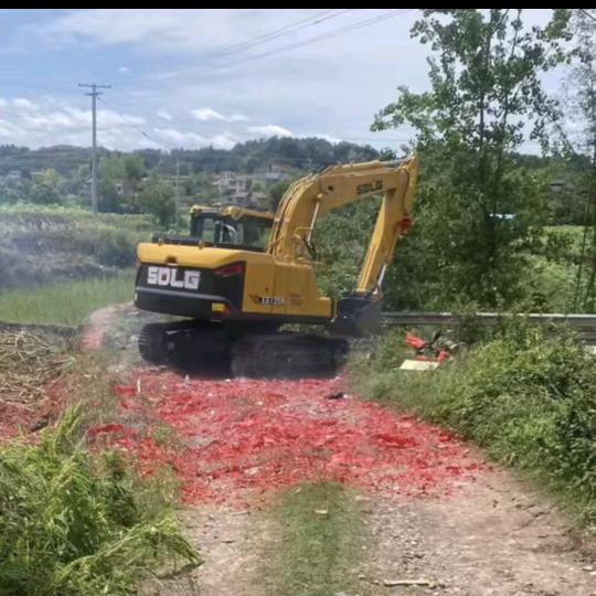 小何挖机出租🌈钻孔