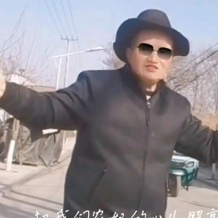 爱唱歌的小老头