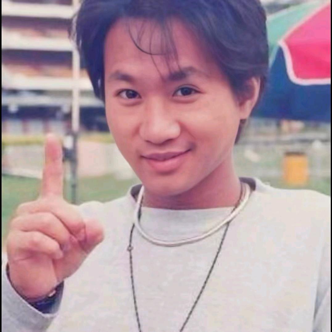 {\__/}( • - •)/つ