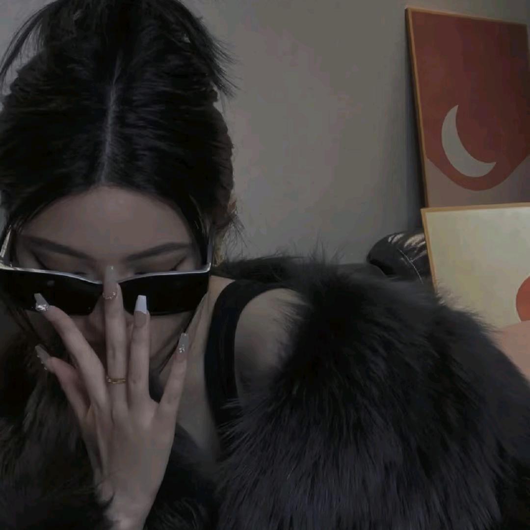 莹莹（搓指甲中）