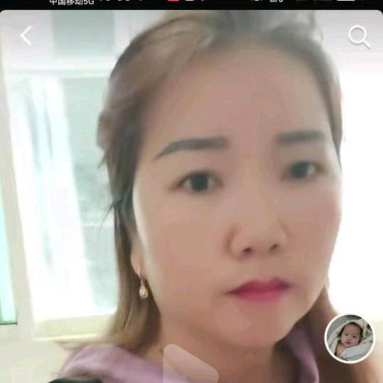 单亲妈妈带两娃