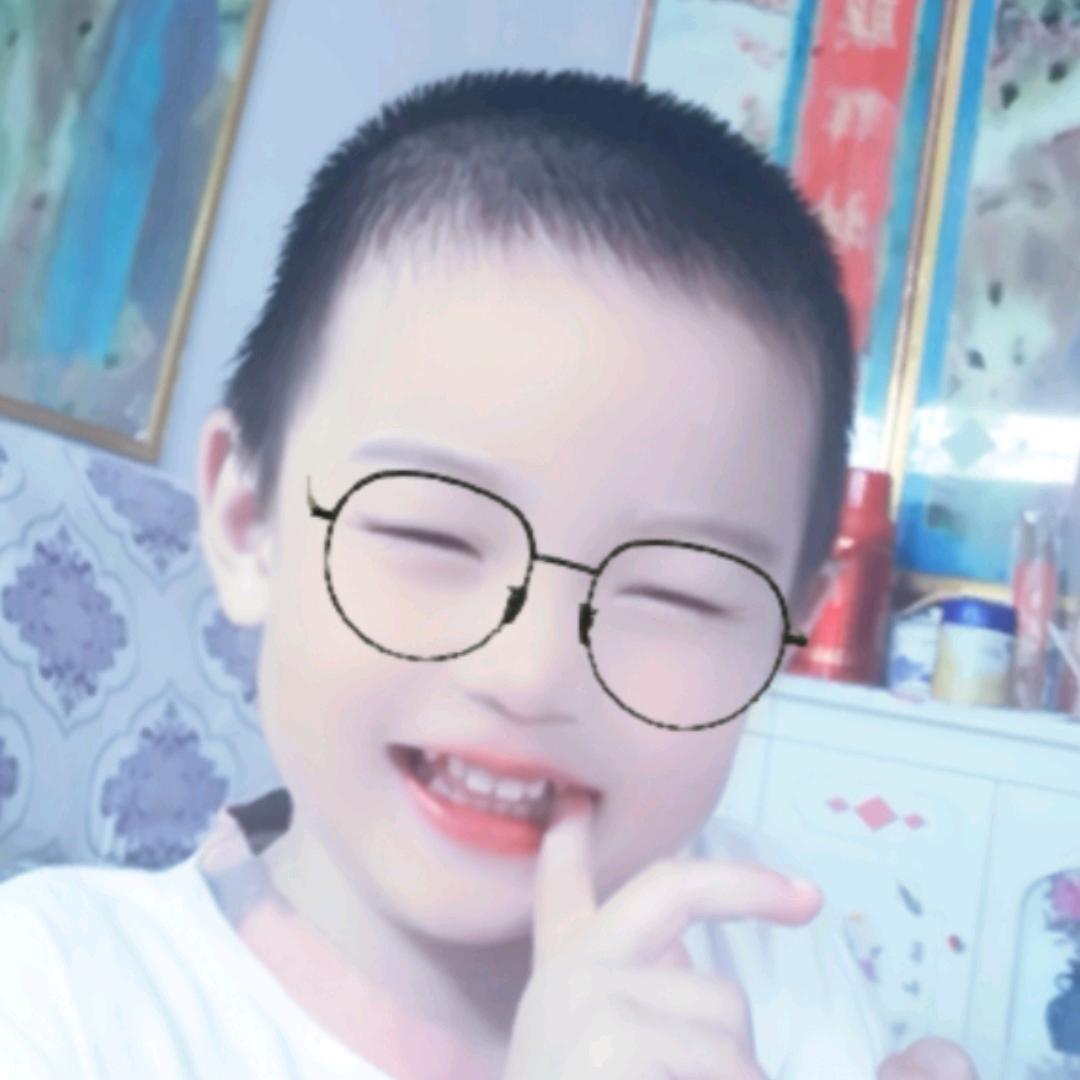 宝宝奶奶在家做手工活