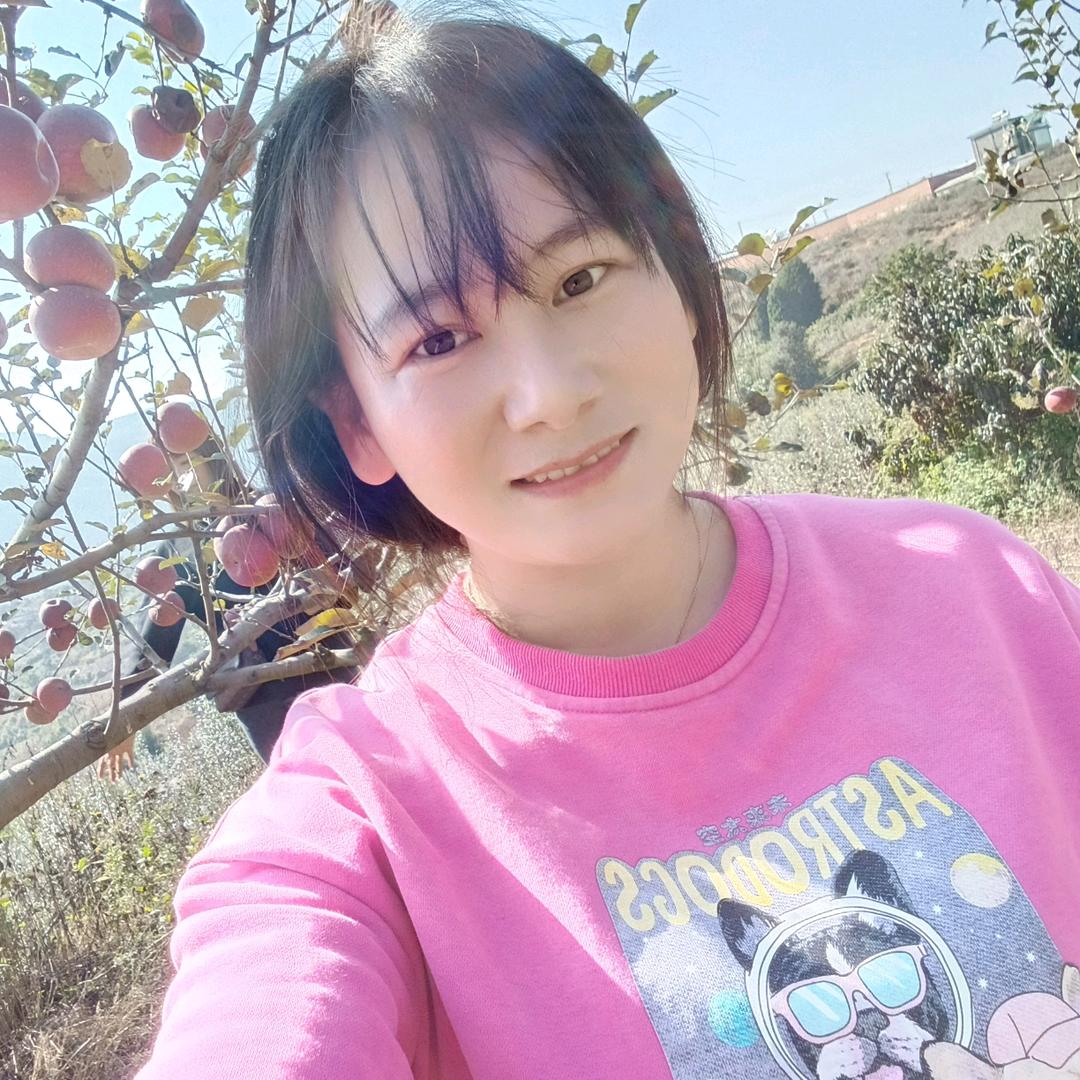 养蚂蚱的小姐姐