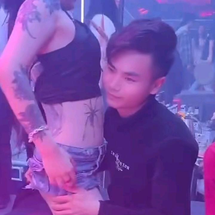 一抹红尘  》 伴残阳