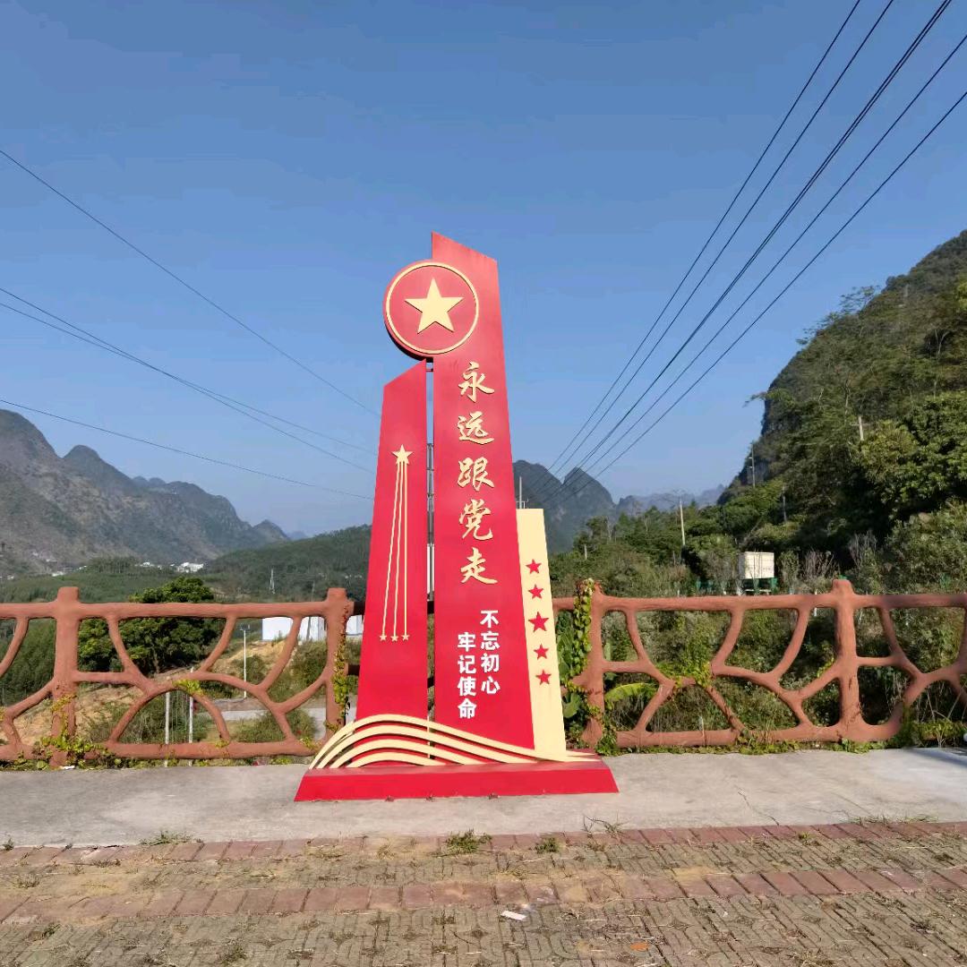 闲坐摇扇一壶茶，笑看人生沉浮事。