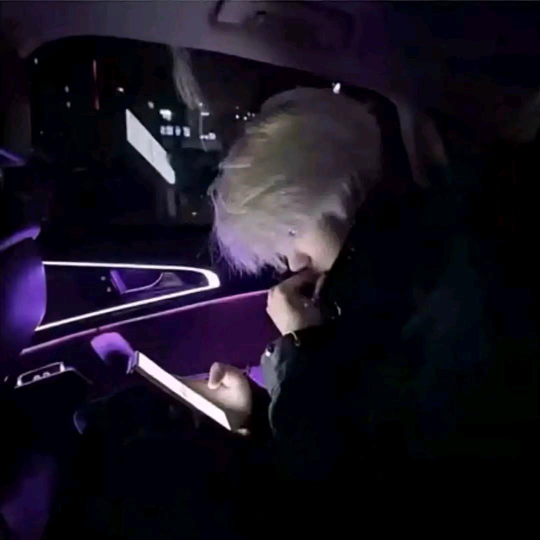 凌  晨