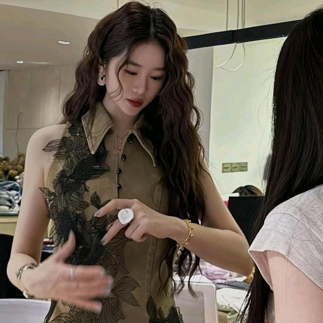 三吉黑花轻奢风穿搭