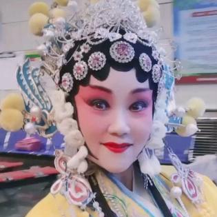 戏迷如人生。