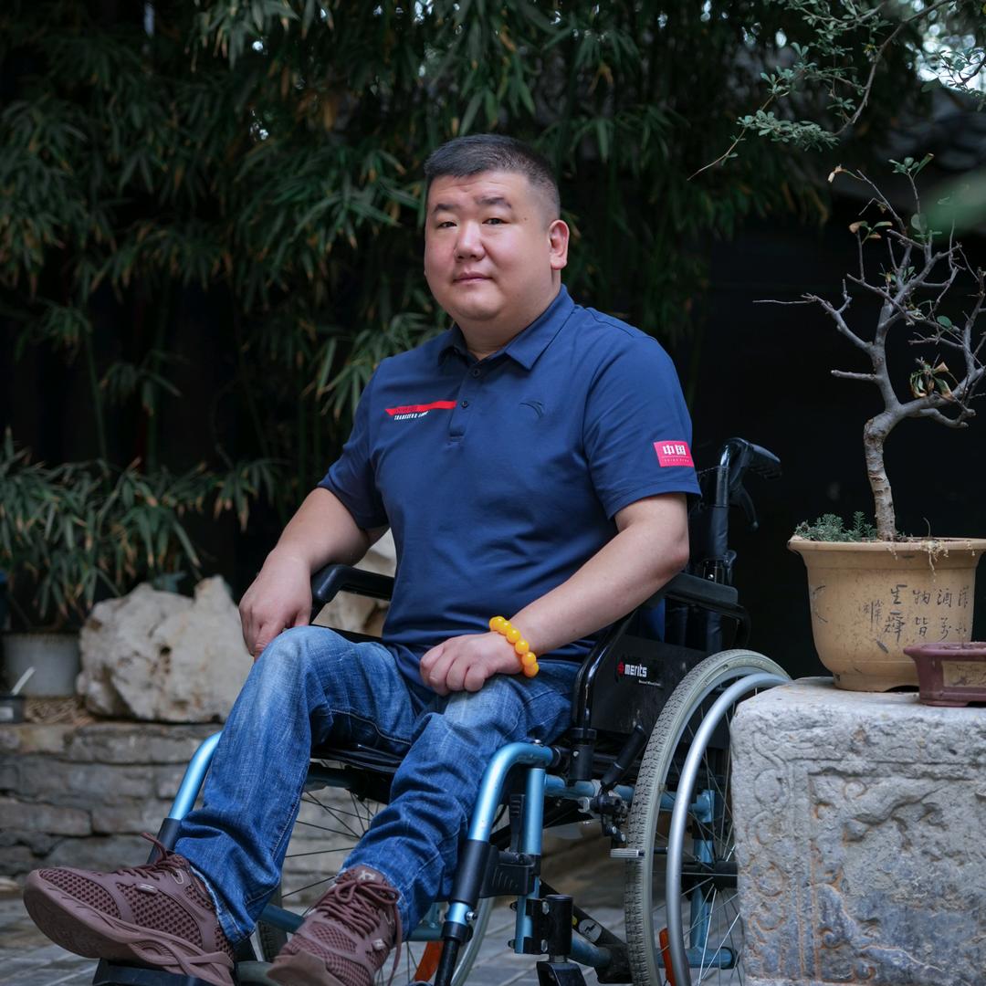 轮椅上的根哥    根羽国际