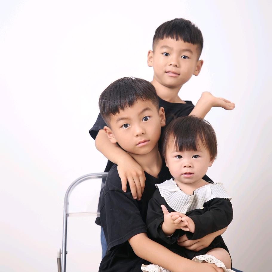 双胞胎兄弟和妹妹