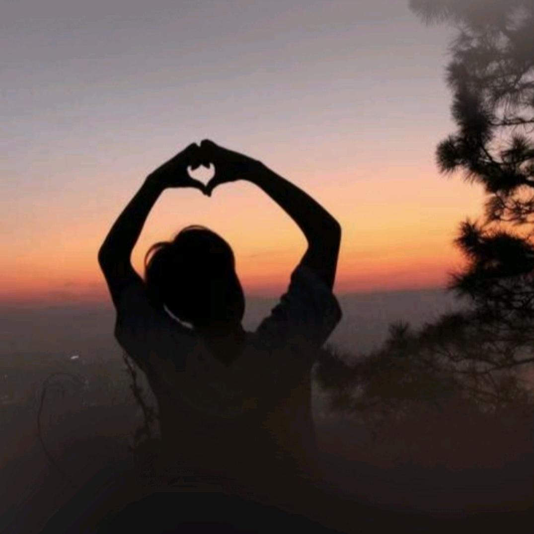 小金躺床上刷抖音