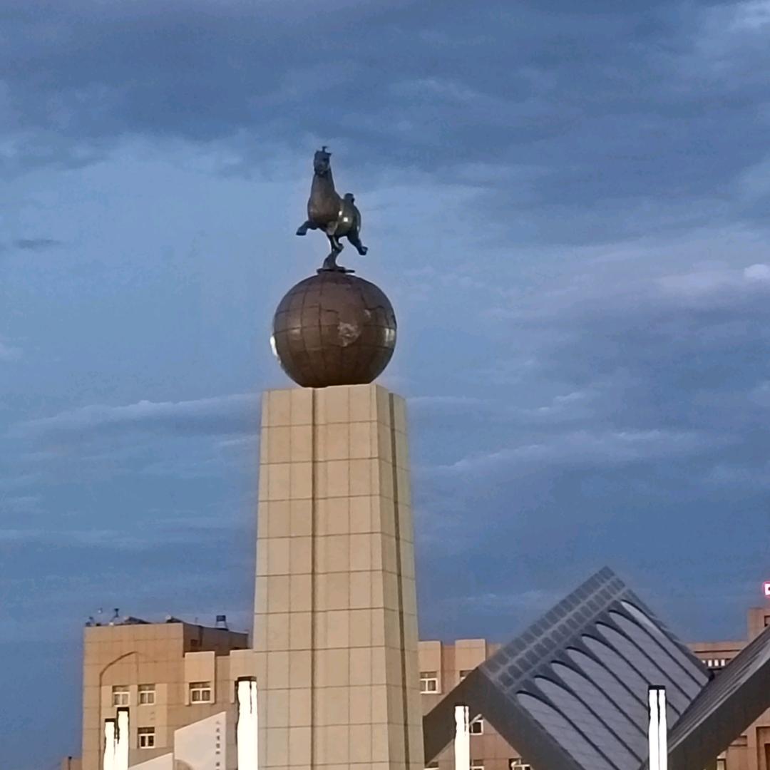 山高云阔