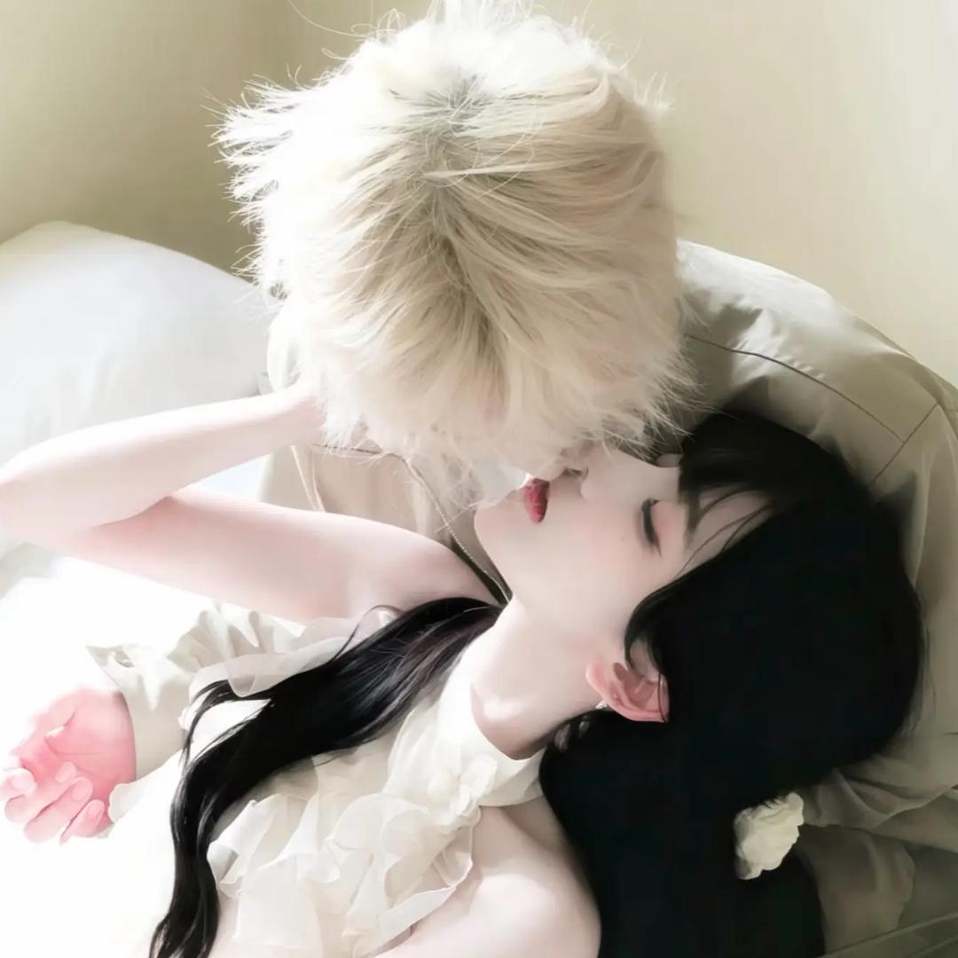 叼着奶瓶的小可爱》