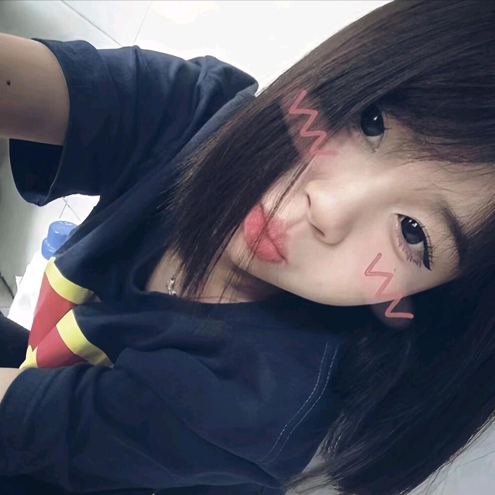 蓝天下面的女孩