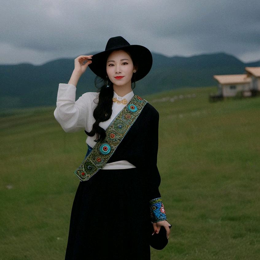 爱笑的女孩儿。