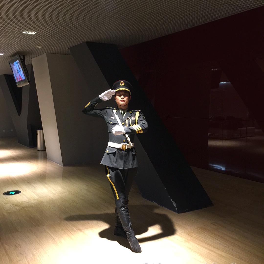 H小何