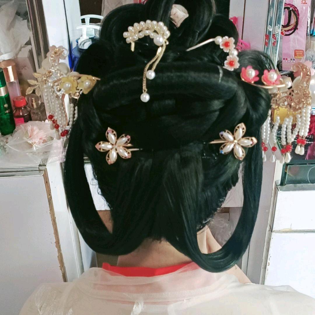 美中美新娘盘头；化妆：跟妆！