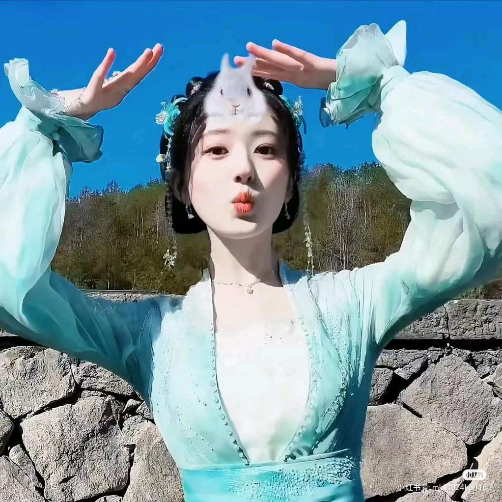 @𝓡𝓸𝓼𝔂.沈露含🍃🌷